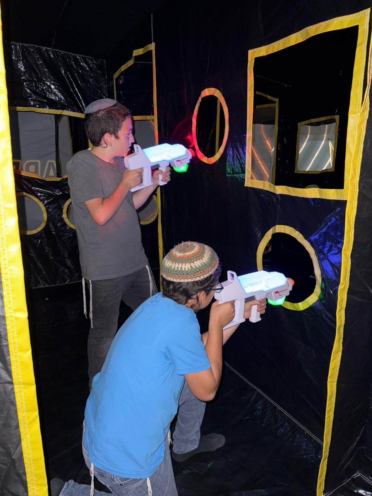 שחקנים יורים מבעד לחלונות הזירה